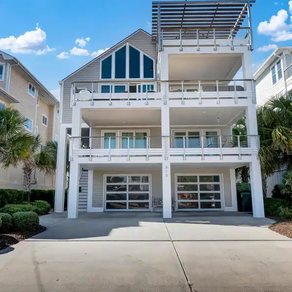 GORGEOUS CONTEMPORARY HOME WITH AMAZING PANORAMIC VIEWS