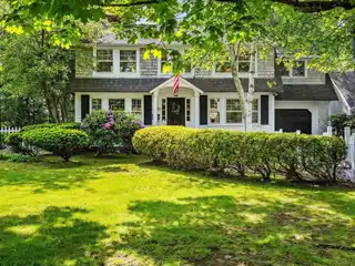 Charming Gambrel in Osterville Village