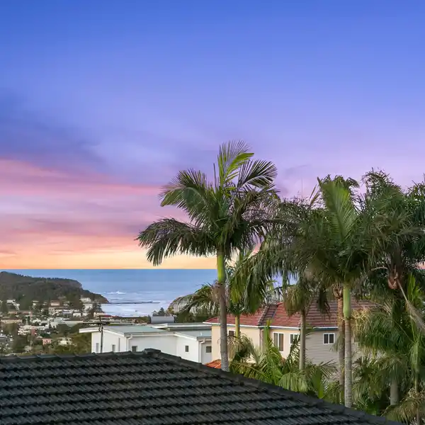 DUAL-LEVEL RESIDENCE IDEAL FOR MULTI-GENERATIONAL LIVING