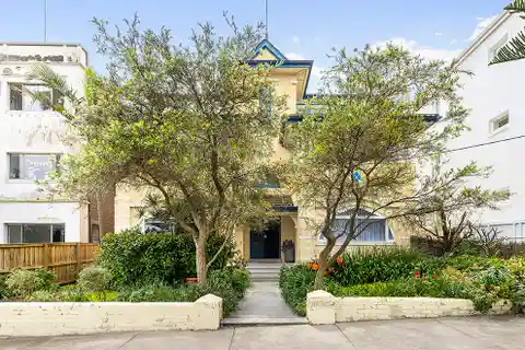 Art Deco Apartment in Prized Location