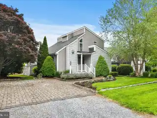 Turnkey Coastal Living Steps from Downtown
