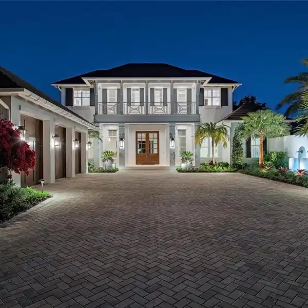 WEST INDIES-STYLE ESTATE ON SMUGGLERS BAY