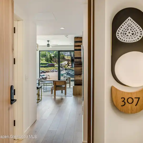 MODERN ALPINE SKI IN/SKI OUT RETREAT