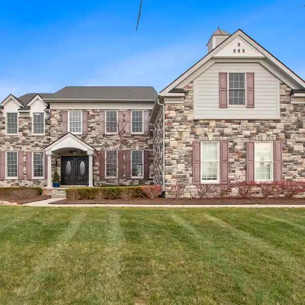 STUNNING HOME ON A PREMIUM LOT IN RIDING OAKS ESTATES