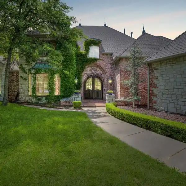 EXQUISITE GOLF COURSE RESIDENCE IN FAIRFAX ESTATES