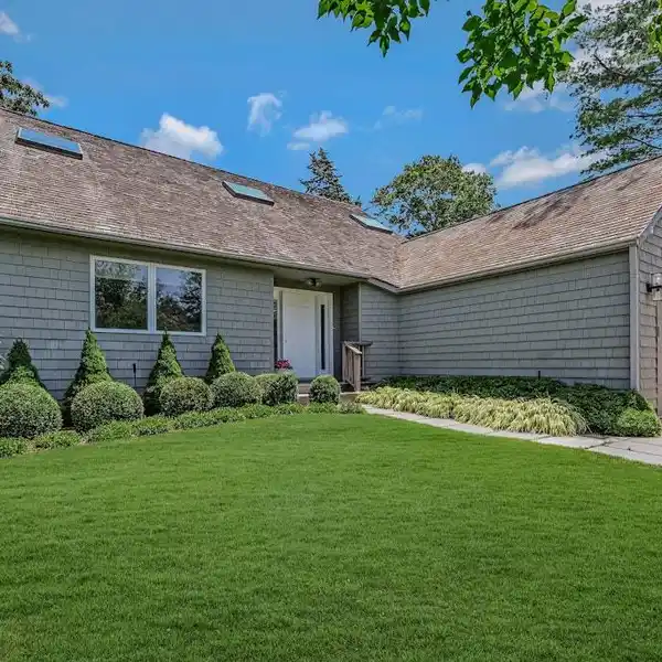 SUNLIT HAMPTONS ESCAPE WITH DESIGNER FINISHES