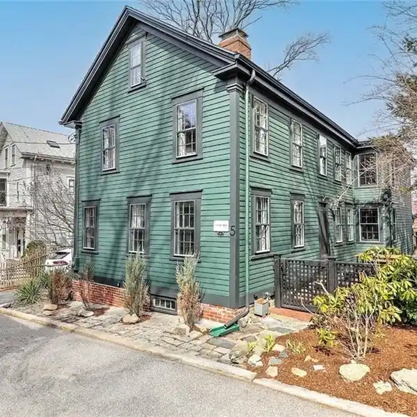 TRANQUIL OASIS IN COLLEGE HILL