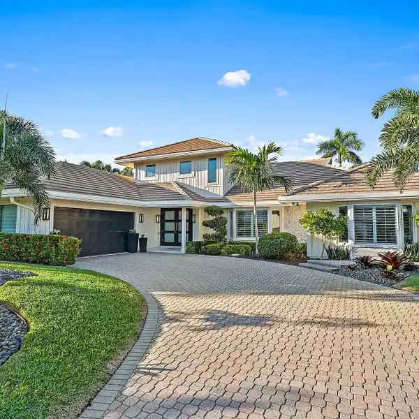 LUXURY COASTAL LIVING