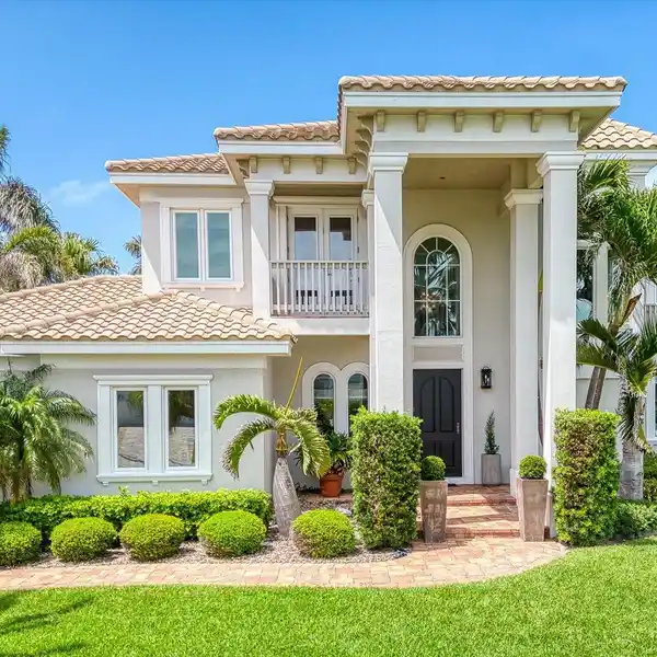 CUSTOM BEAUTY ON AN OVERSIZED LOT