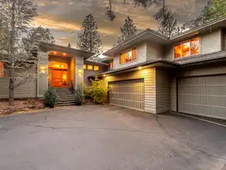 Gorgeous Home Overlooking the Fairway in Awbrey Glen