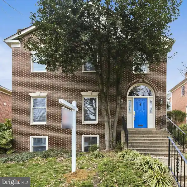DISTINCTIVE BERKLEY-PALISADES BRICK BEAUTY