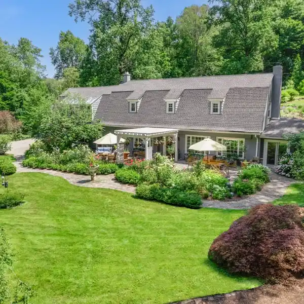 COUNTRY CARRIAGE-STYLE HOUSE