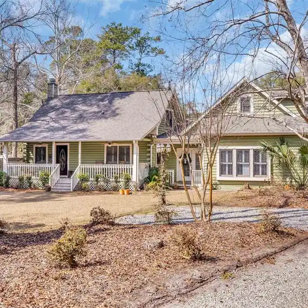 LOWCOUNTRY CHARM WITH MODERN CONVENIENCE