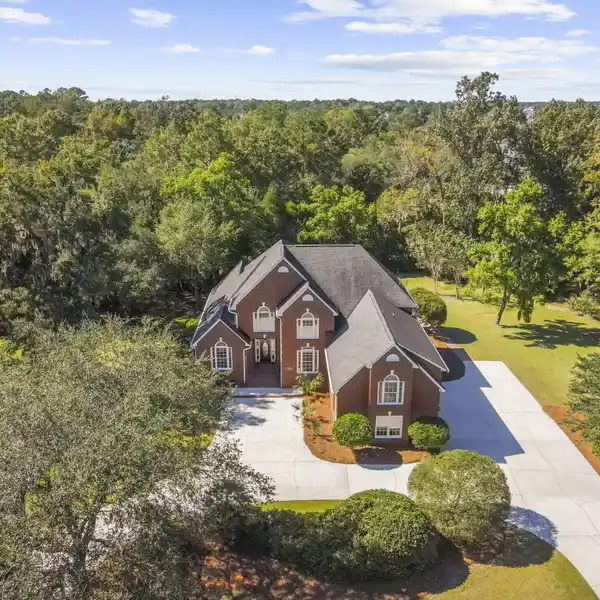WAGNER POINT HOME WITH CATHEDRAL CEILINGS AND SUNROOM