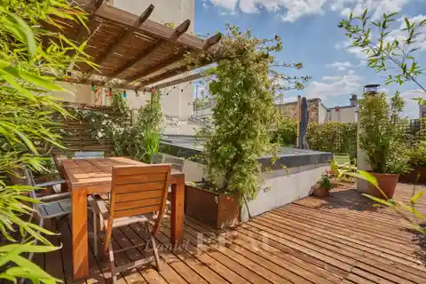 Leafy Cul-De-Sac Living with Rooftop Views