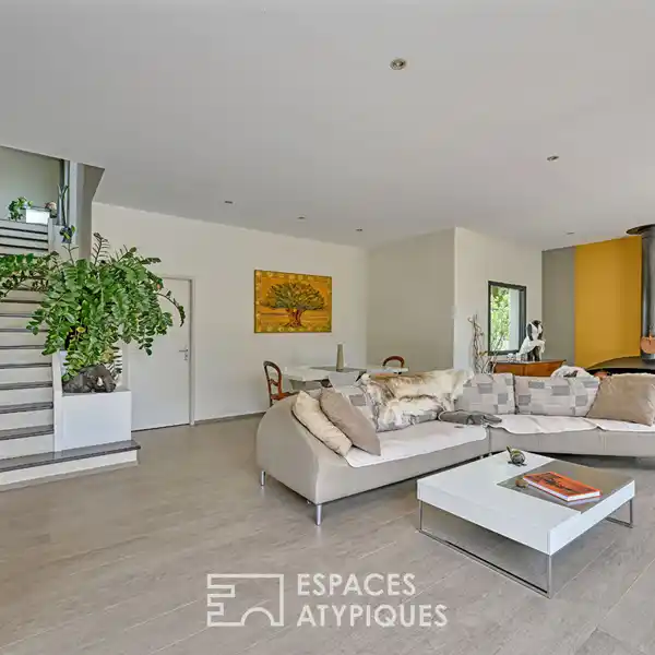 LUXURIOUS CONTEMPORARY VILLA ON PRIVATE LANDSCAPED ESTATE