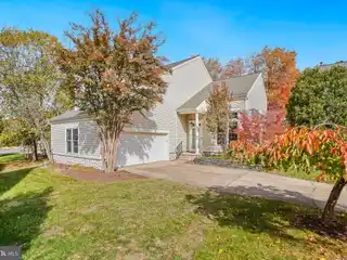 Sophisticated Living in Expansive Private Setting