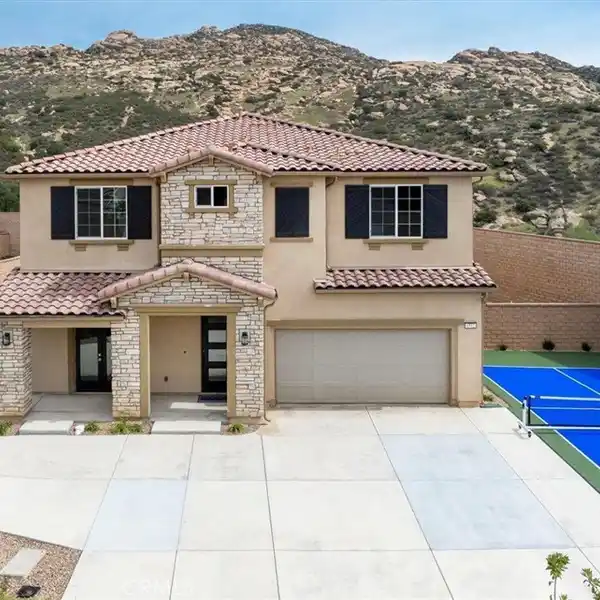 DRAMATIC NEW CONSTRUCTION ON A HUGE LOT