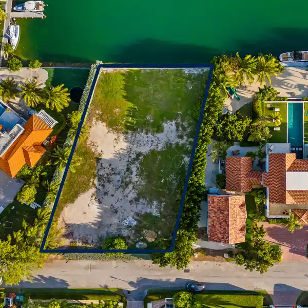 CANAL-FRONT PROPERTY IN EXCLUSIVE VISTA DEL MAR