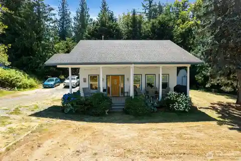 Pastoral Living Minutes from City Amenities