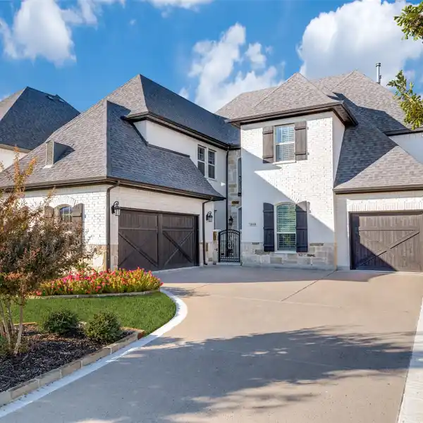 MODERN ELEGANCE WITH EXPANSIVE INDOOR-OUTDOOR LIVING