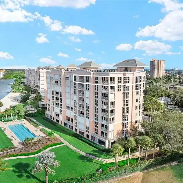 GORGEOUS WATERFRONT PENTHOUSE WITH PANORAMIC BAY VIEWS