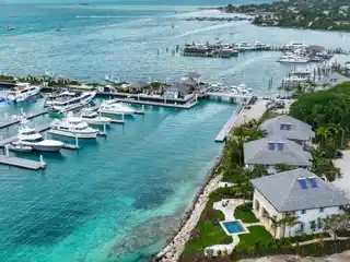 Luxury Upper Floor Turn-Key Coral Cottage in Harbour Island