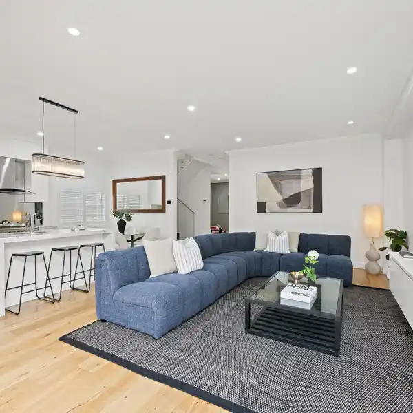 EXQUISITELY CRAFTED CONTEMPORARY RESIDENCE