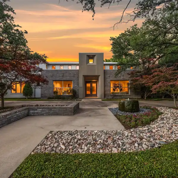 EXCEPTIONAL LUXURY LIVING ON A GOLF COURSE LOT