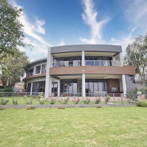 MODERN ELEGANCE MEETS WATERFRONT LIVING
