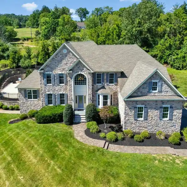 STUNNING COLONIAL IN CRYSTAL GLENN