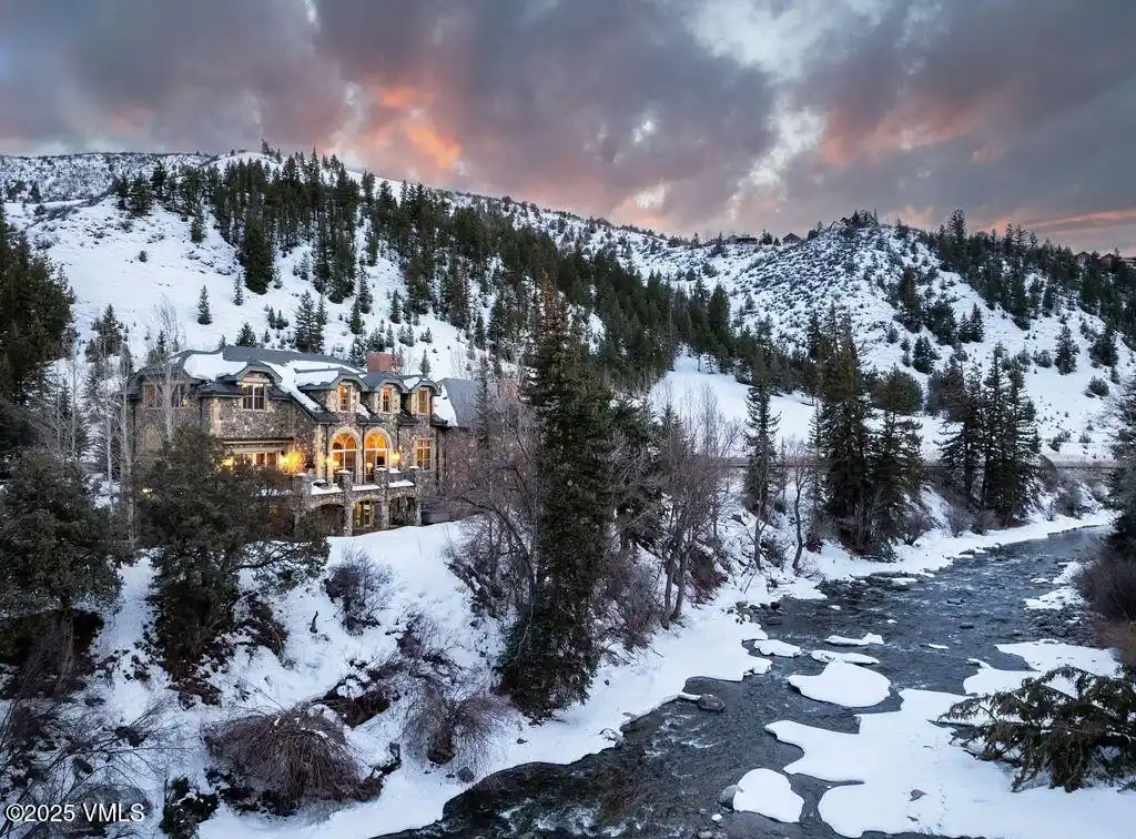Extraordinary Home Blending Luxury and Comfort