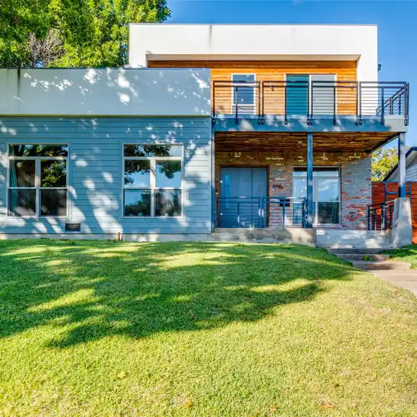 FIVE BEDROOM MODERN HOME WITH SOLAR PANELS AND DESIGNER FINISHES