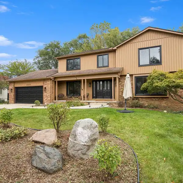 LUXURY LIVING IN PRESTIGIOUS ANN ARBOR HILLS