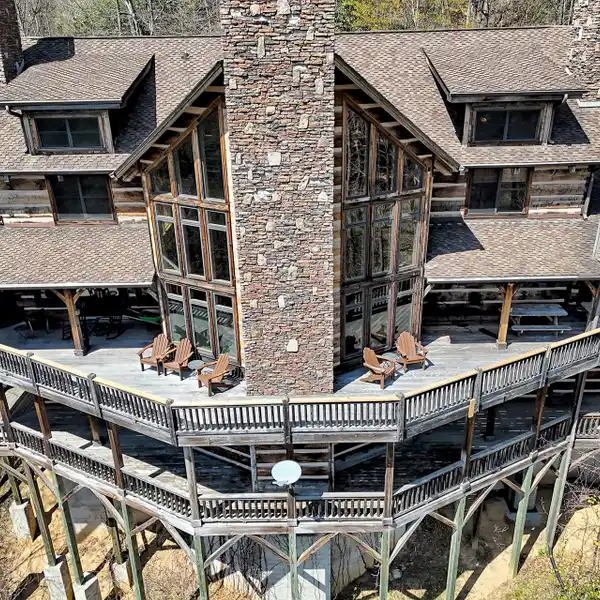 ELEVATED MOUNTAIN LIVING IN THIS EXQUISITE LOG HOME