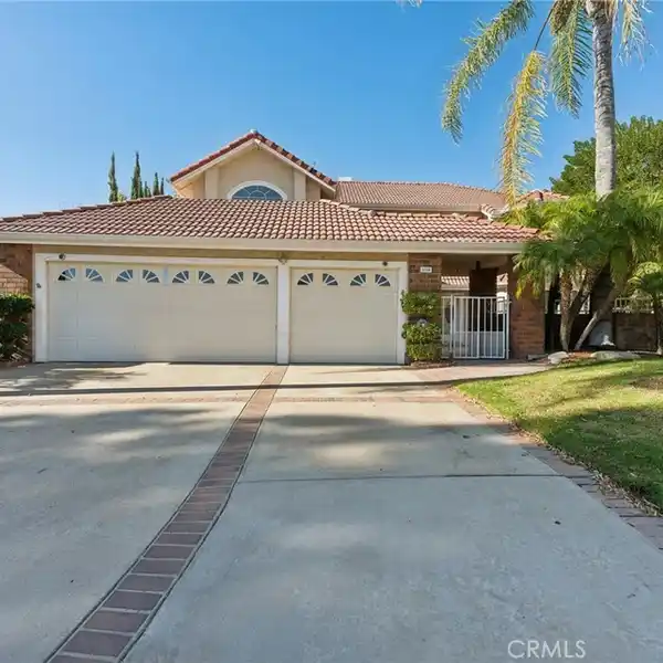 AMAZING POOL HOME IN INDIAN HILL ESTATES