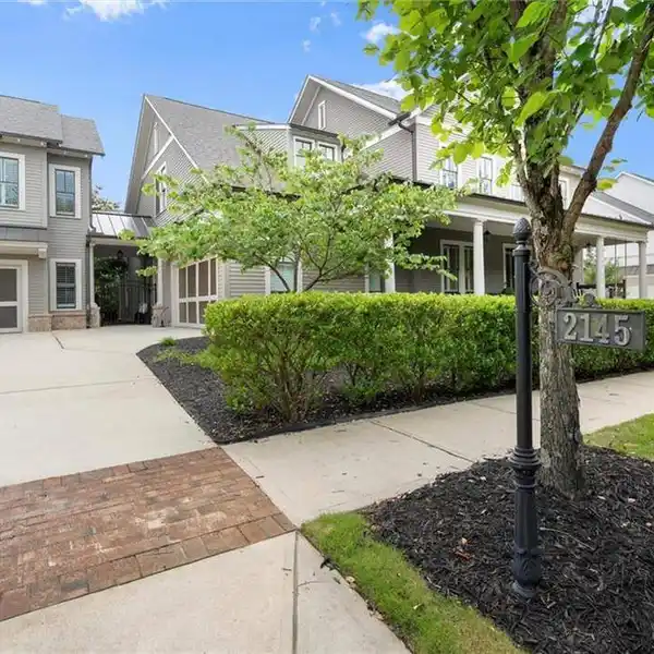 TIMELESS LUXURY ESTATE IN VIBRANT CRABAPPLE