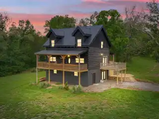 Rustic Charm Meets Modern Comfort