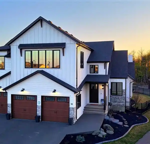 SPACIOUS SYLVAN LAKE HOME WITH GOLF SIMULATOR