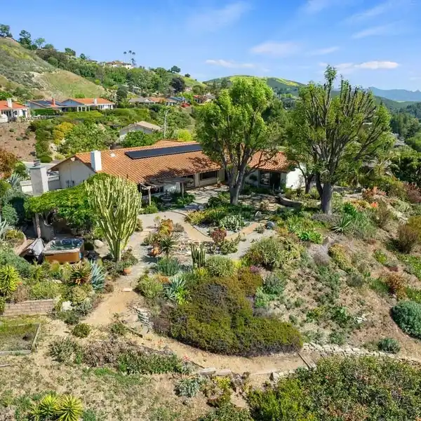 STUNNING HOME IN THE DESIRABLE KEVINGTON NEIGHBORHOOD