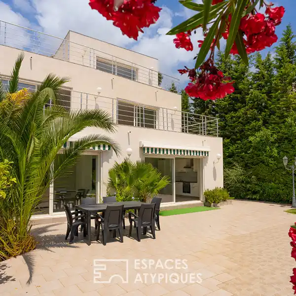 CONTEMPORARY VILLA CLOSE TO THE SEA