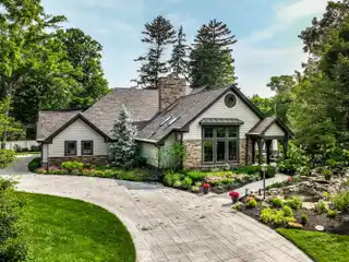 A Showstopper on a Peaceful Cul-De-Sac
