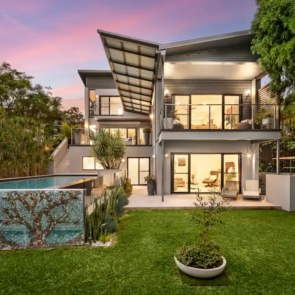CONTEMPORARY STYLE STUNNING FAMILY RESIDENCE