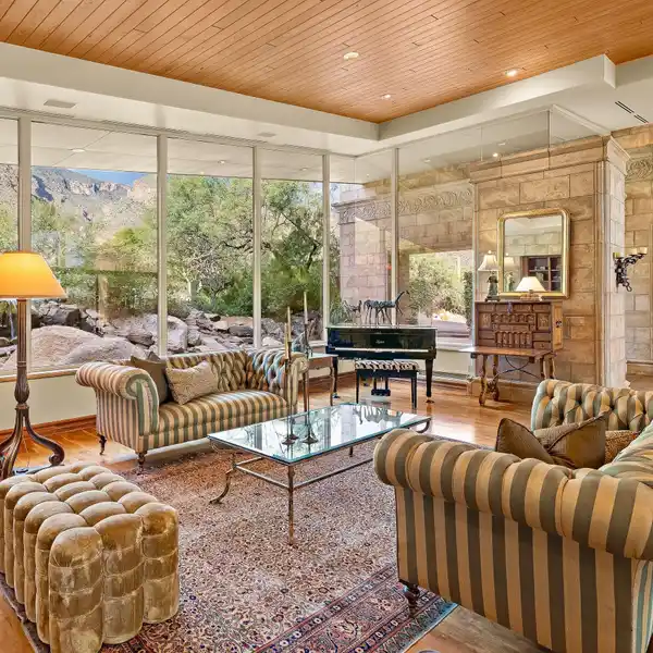 ARCHITECTURAL ARTISTRY IN A PRIVATE DESERT HAVEN