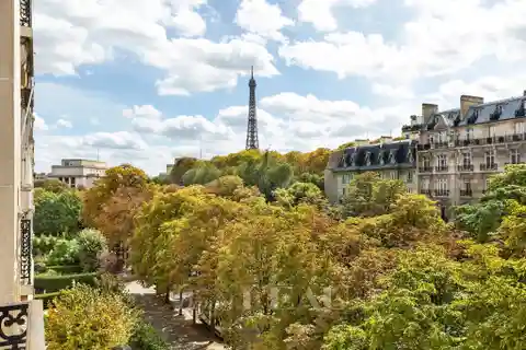 Air-Conditioned Apartment in Prestigious Stone Building