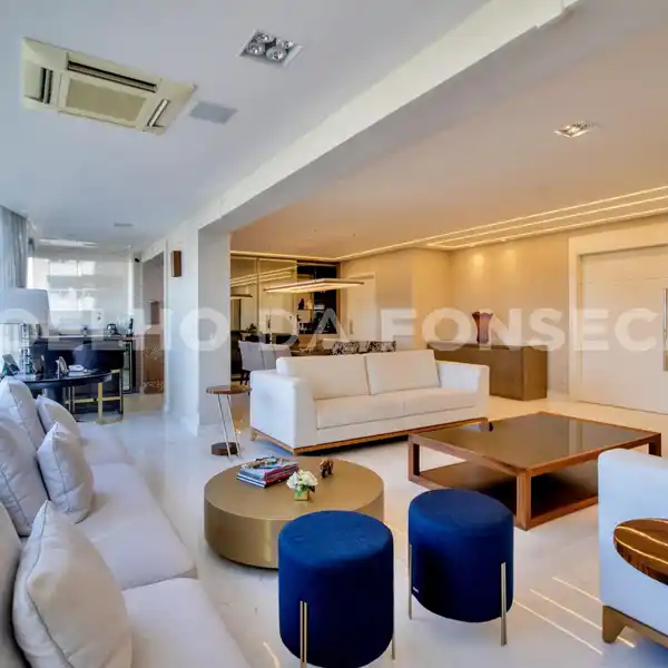 STYLISH APARTMENT WITH NOBLE FINISHES
