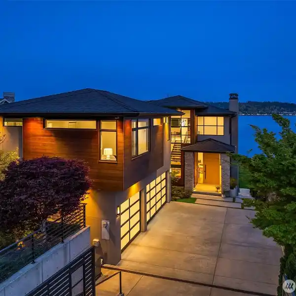 NORTHWEST CONTEMPORARY MASTERPIECE ON LAKE SAMMAMISH