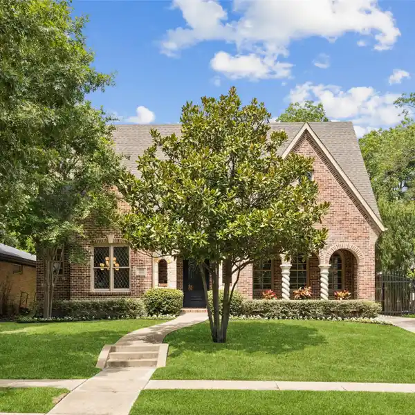 CLASSIC DALLAS CHARM WITH MODERN FUNCTIONALITY