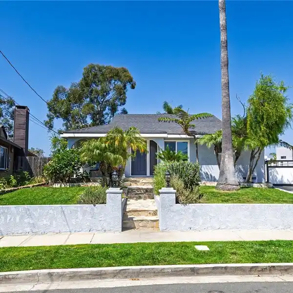 GORGEOUS SINGLE-STORY HOME ON AN OVERSIZED LOT