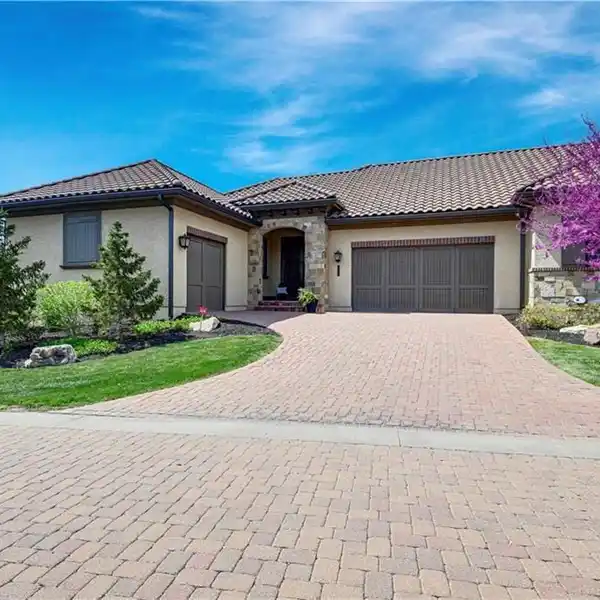 MOVE-IN READY TOWNHOME IN PRIME LOCATION
